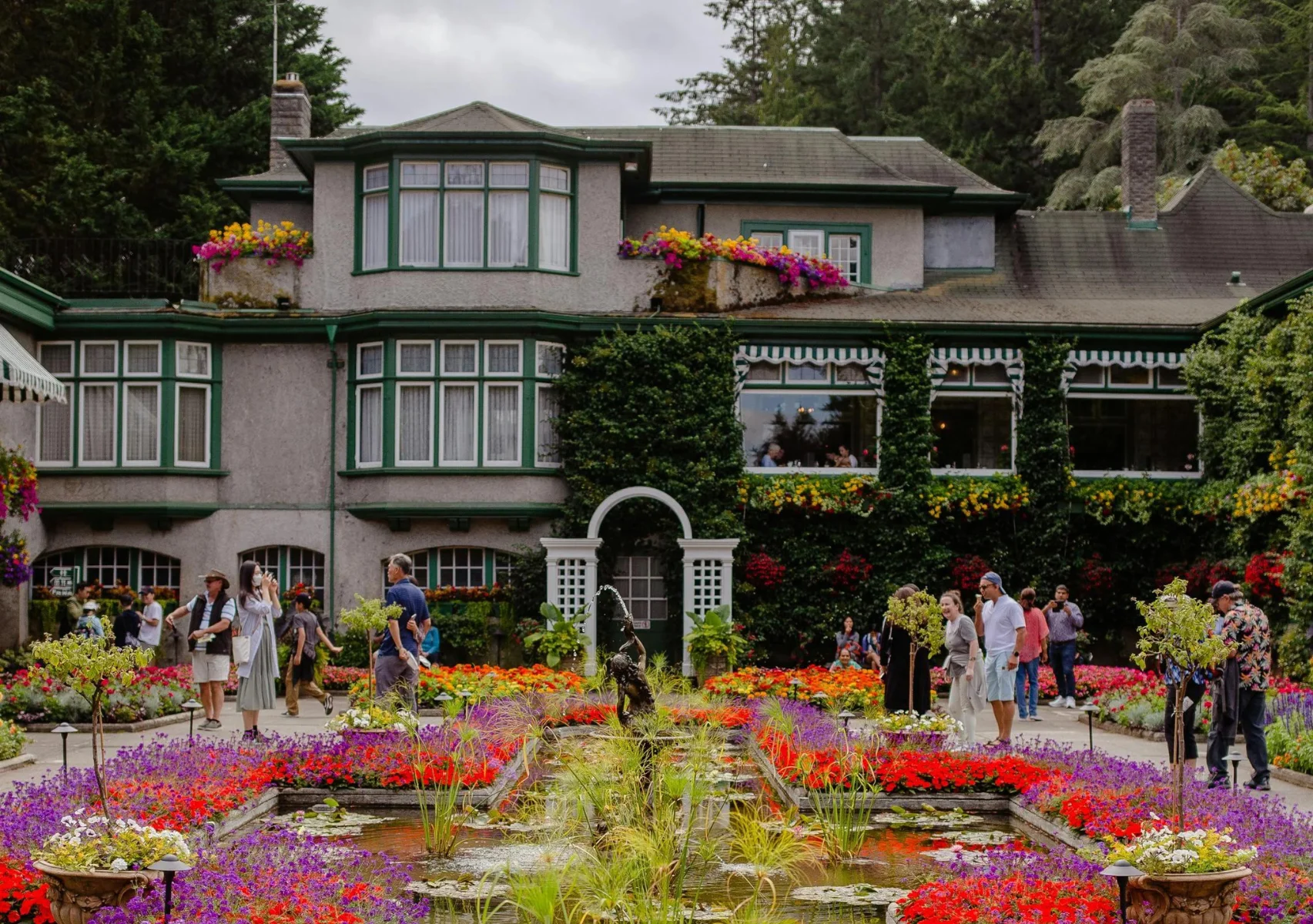 Airwaves Music Victoria Wedding Venue - Butchart Gardens - Photo by Wendy Wei